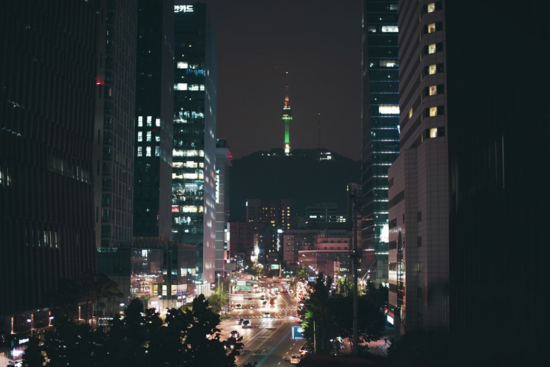 Vista de la Torre Namsan en color verde indicando buena calidad del aire. | Ana Isabel Ferrer Ramírez